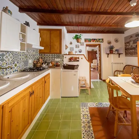 Apartment Familyholidays La Finestra Di Fronte Cefalu